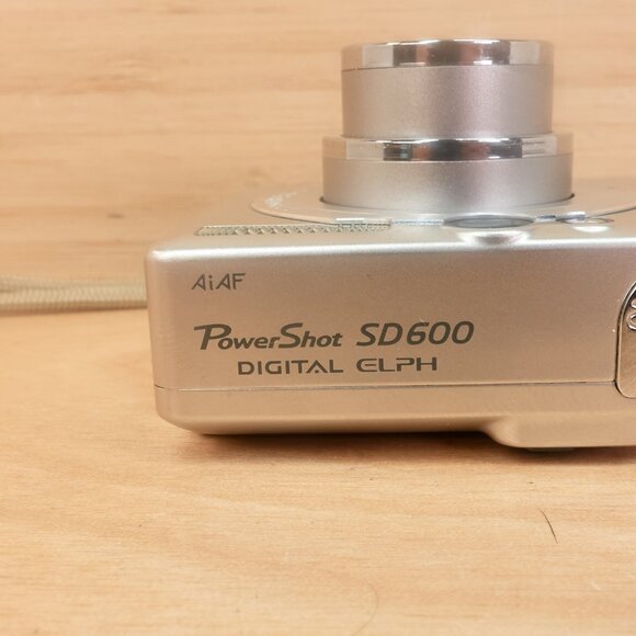 Canon PowerShot SD600 / Digital Elph / 6MP Compact Camera / Silver - Picture 7 of 11